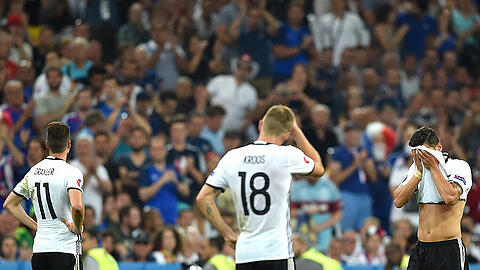 Grenzenlose Enttäuschung bei der Mannschaft nach dem unnötigen Ausscheiden gegen Frankreich.