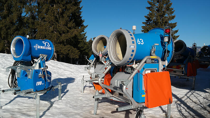 Bereit zum Einsatz: die Schneekanonen.