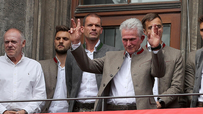 Freut sich schon auf Frau Iris, Hund Cando und sein eigenes Bett: Jupp Heynckes bei der Bayern-Meisterfeier.