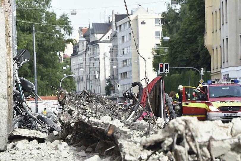 In der Kapuzinerstraße sind Teile eines Hausdachs einfach auf die Straße gefallen.
