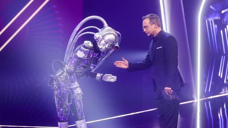 Die Figur "Der Roboter" neben Moderator Matthias Opdenhövel.