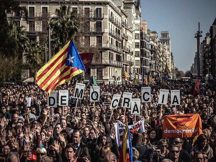 Befürworter der katalanischen Unabhängigkeit nehmen an dem Protest gegen den Separatistenprozess in Barcelona teil.