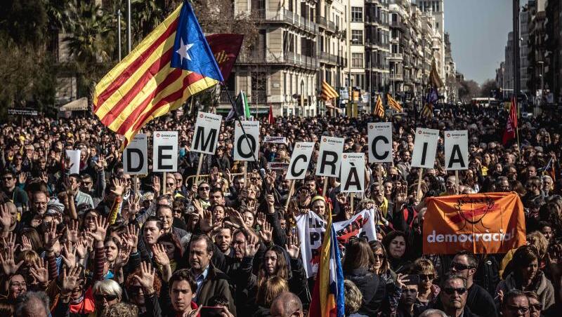 Befürworter der katalanischen Unabhängigkeit nehmen an dem Protest gegen den Separatistenprozess in Barcelona teil. Befürworter der katalanischen Unabhängigkeit nehmen an dem Protest gegen den Separatistenprozess in Barcelona teil.