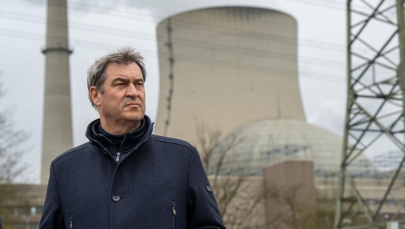 Markus Söder (CSU), Ministerpräsident von Bayern, nimmt nach seinem Besuch des Kernkraftwerks Isar 2 an einer Pressekonferenz vor der Anlage teil.