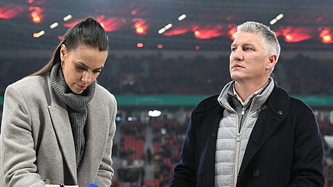 Esther Sedlaczek stellt Bastian Schweinsteiger während der "Sportschau" eine Frage. Das sorgt für unangenehme Stille.