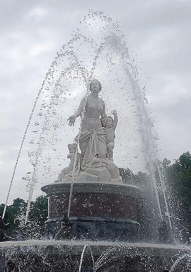 Er strahlt im neuen Glanze: der Latona-Brunnen.