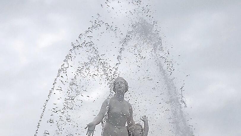 Er strahlt im neuen Glanze: der Latona-Brunnen.
