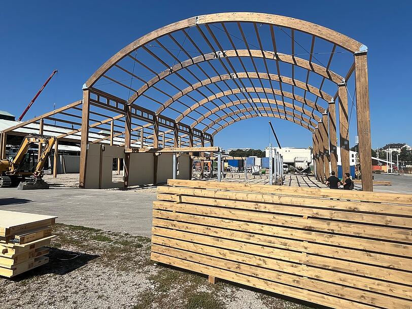 Noch wird gebaut, aber eine k&uuml;nftige zweite Ebene ist in dem Ger&uuml;st schon erkennbar.