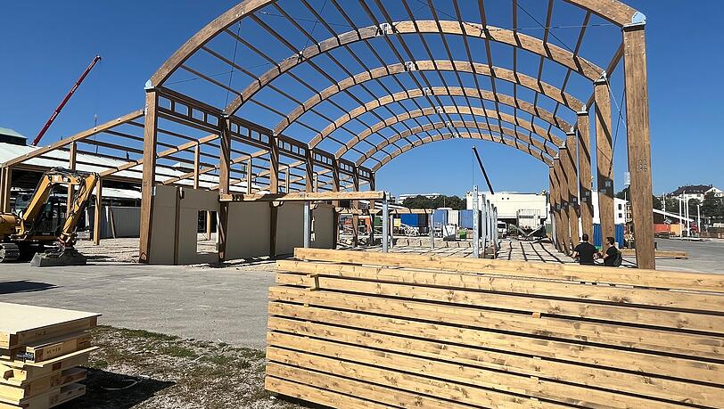 Noch wird gebaut, aber eine k&uuml;nftige zweite Ebene ist in dem Ger&uuml;st schon erkennbar.