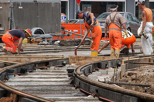 Die Bauarbeiten in der Ostendstraße - hier ein Bild von vergangenen Arbeiten am Friedrich-Ebert-Platz - sorgen für Unmut