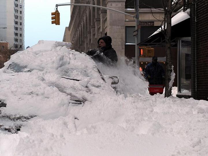 Moderation unter erschwerten Bedingungen: Auf dem Times Square berichtet ein Reporter eines US-Senders über den Schneesturm.