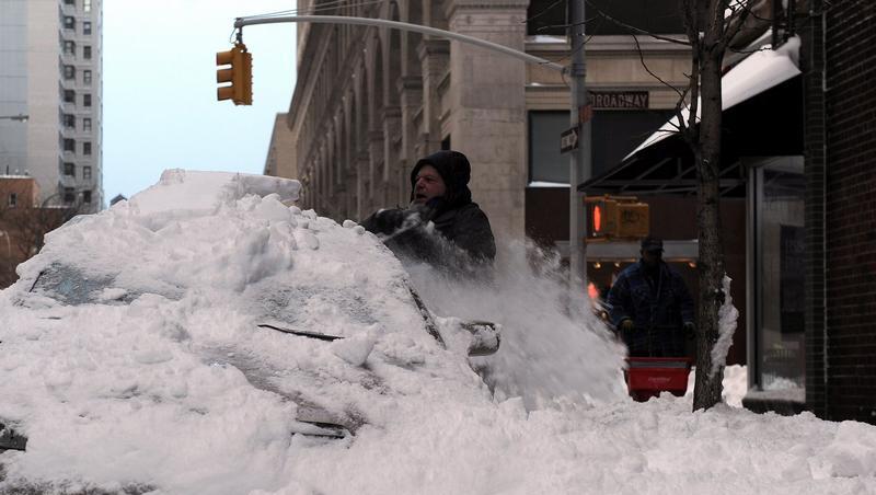 Moderation unter erschwerten Bedingungen: Auf dem Times Square berichtet ein Reporter eines US-Senders über den Schneesturm. Moderation unter erschwerten Bedingungen: Auf dem Times Square berichtet ein Reporter eines US-Senders über den Schneesturm.