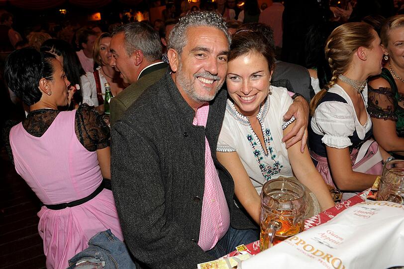 Ebenfalls happy im Hippodrom: Sterne-Koch Mario Gamba und seine Brigitte schunkeln fröhlich mit.