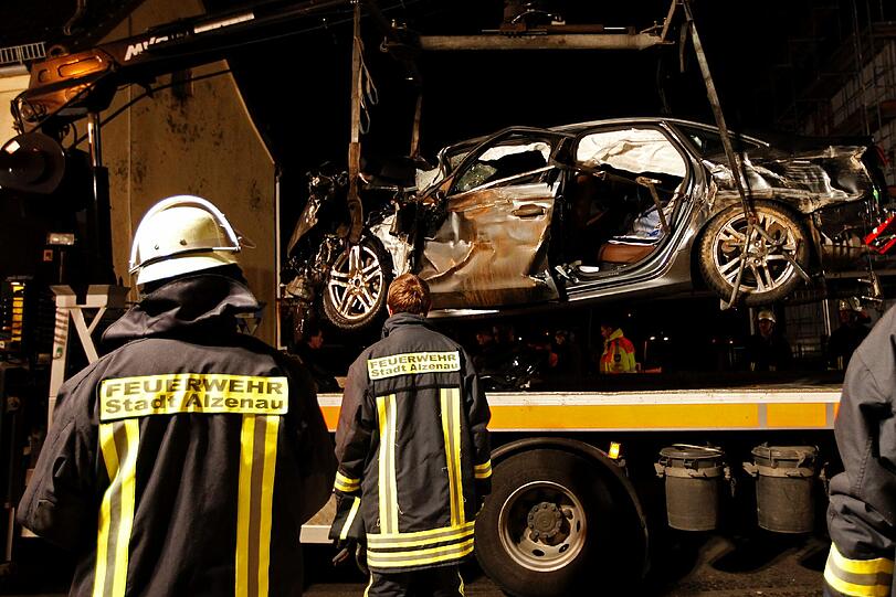 In Alzenau ist am Sonntag ein Autofahrer in eine Familie gerast. Die Frau und das Kind starben. Warum es zu dem schlimmen Unglück kam, ist bisher nicht bekannt.