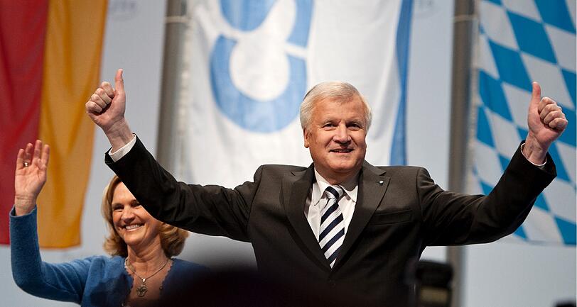 Bier und Politik - eine wundervolle Symbiose, zumindest am Aschermittwoch: Sehen Sie hier die Bilder des deftigen Polit-Klamauks mit OB Ude, Horst Seehofer, Claudia Roth und Co....