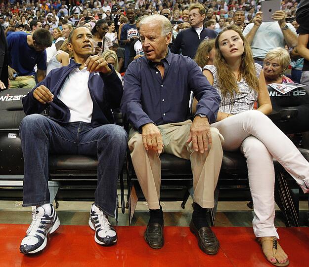 Von der "Kiss Cam" erwischt: Obama knutscht seine Michelle beim Basketball in Washington - sehen Sie hier die besten Bilder.