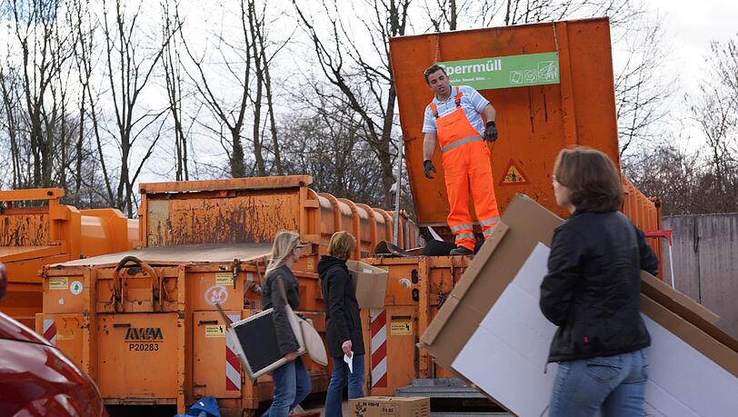 Auch mit Abfall lässt sich Geld machen. Mitarbeiter der Wertstoffhöfe sollen gut Erhaltenes und Elektroschrott verkauft haben. Auch mit Abfall lässt sich Geld machen. Mitarbeiter der Wertstoffhöfe sollen gut Erhaltenes und Elektroschrott verkauft haben.