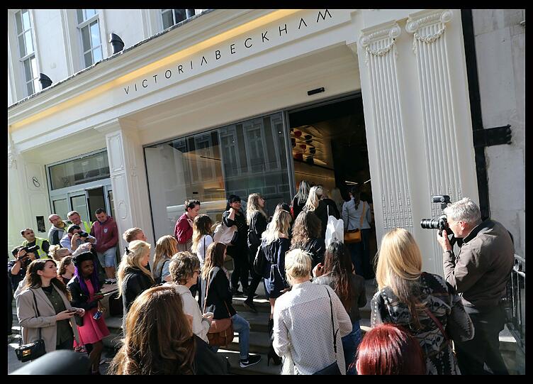 Victoria Beckham eröffnet ihre eigene Mode-Boutique in London. Mit dabei: ihre Eltern, Schwester und natürlich David Beckham.