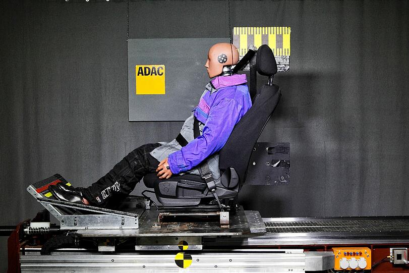 Unfälle mit dicker WInterkleidung können lebengefährlich sein. Die Bilder vom Crash-Test des ADAC.
