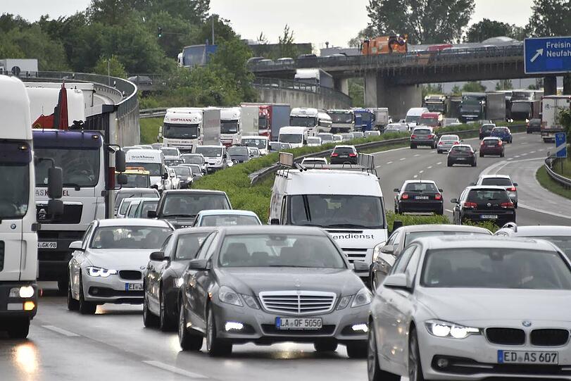 Ein schwerer Lkw-Unfall auf der A92 sorgte für erhebliche Behinderungen am Dienstag - die Bilder vom Bergungseinsatz.