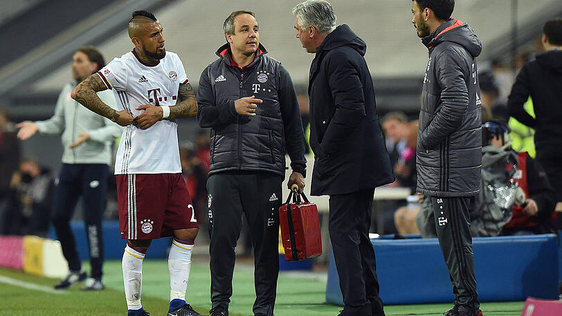 Sorge um Arturo Vidal. Er musste im Finale vorzeitig vom Platz, griff sich dabei auf die Rippen. Hier zeigt er wohl Trainer Carlo Ancelotti, wo's wehtut.