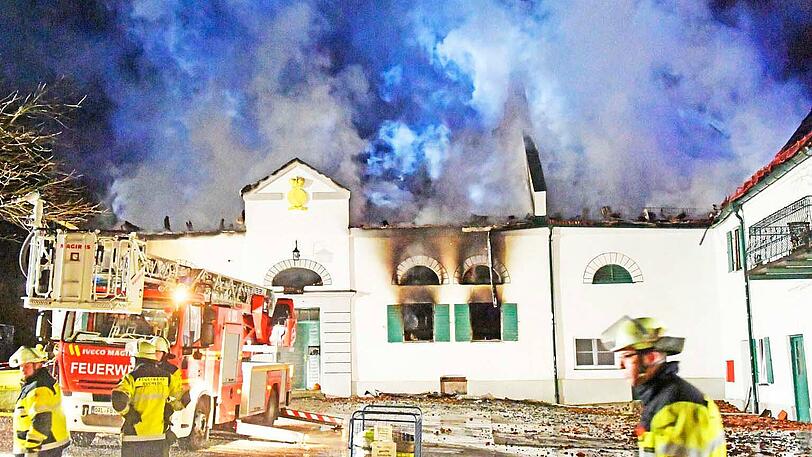Rund einhundert Einsatzkräfte von neun Feuerwehren waren an den Löscharbeiten beteiligt.