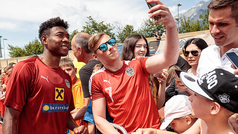 Von Fans umringt: Bayern-Profi David Alaba (links) im Trainingslager der österreichischen Nationalmannschaft. Von Fans umringt: Bayern-Profi David Alaba (links) im Trainingslager der österreichischen Nationalmannschaft.