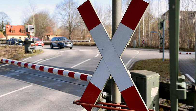 Ein junger Mann ist am Dienstag in Neubiberg durch einen sich schließende Halbschranke schwer verletzt worden. Ein junger Mann ist am Dienstag in Neubiberg durch einen sich schließende Halbschranke schwer verletzt worden.