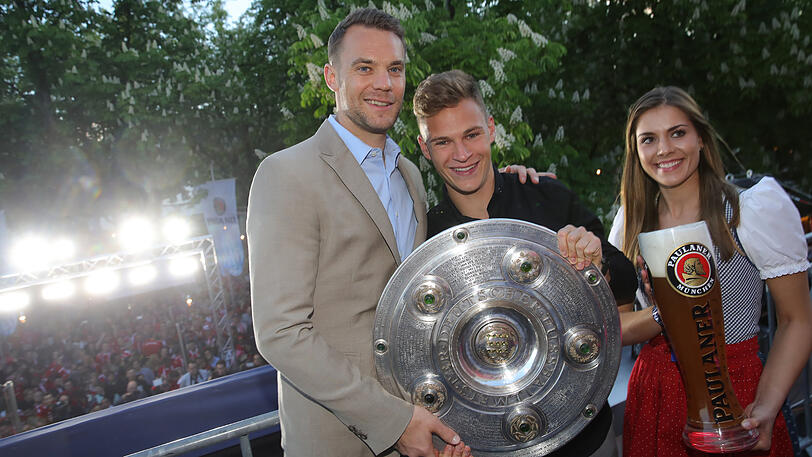 Manuel Neuer (l.) und Joshua Kimmich präsentieren die Meisterschale auf dem Paulaner-Balkon.
