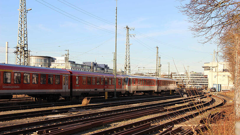 Das Stellwerk am Ostbahnhof (das gelbe Gebäude rechts im Bild) ist in die Jahre gekommen. Es ist für viele Störungen im Netz verantwortlich.