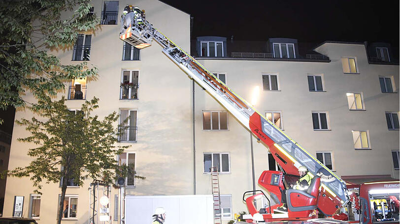 Die Feuerwehr musste mehrere Bewohner des Hauses in Sicherheit bringen...