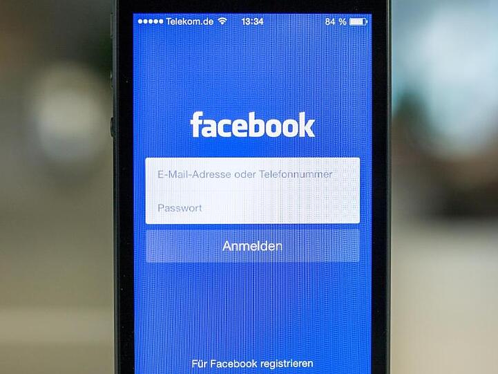 Das Logo von Facebook ist auf einem iPhone 5s zu sehen. Foto: Lukas Schulze/Archiv
