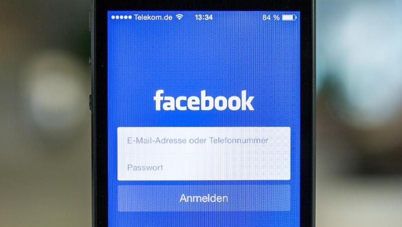 Das Logo von Facebook ist auf einem iPhone 5s zu sehen. Foto: Lukas Schulze/Archiv Das Logo von Facebook ist auf einem iPhone 5s zu sehen. Foto: Lukas Schulze/Archiv