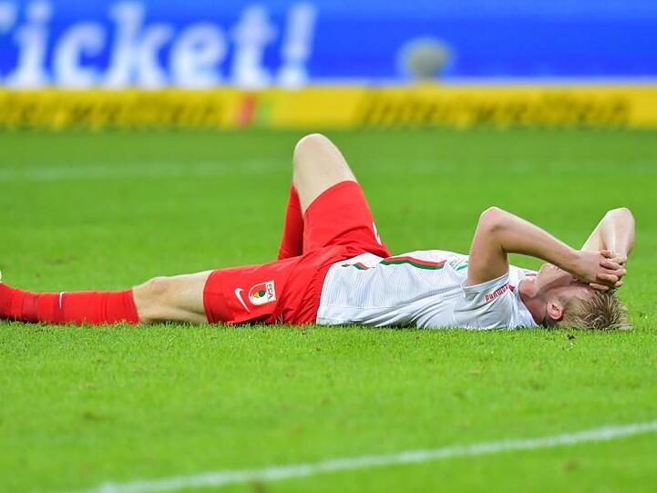 Martin Hinteregger liegt auf dem Spielfeld. Foto: Uwe Anspach