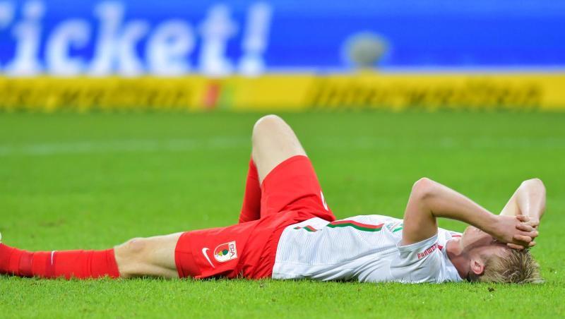 Martin Hinteregger liegt auf dem Spielfeld. Foto: Uwe Anspach