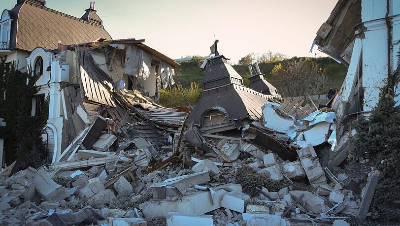 Das Grande Pettine Hotel in Odessa liegt in Trümmern, nachdem es von einer Rakete getroffen wurde. Das Grande Pettine Hotel in Odessa liegt in Trümmern, nachdem es von einer Rakete getroffen wurde.