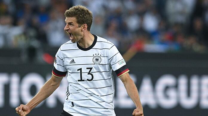 Bayern-Urgestein Thomas Müller gratuliert den DFB-Damen zum gelungenen EM-Auftakt.