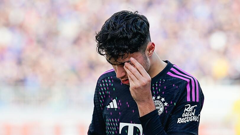 Münchens Aleksandar Pavlovic geht verletzt vom Spielfeld.