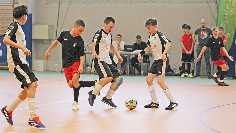 Zwei junge Spieler des FC Diabetes (in weiß) wollen den Ball behaupten.