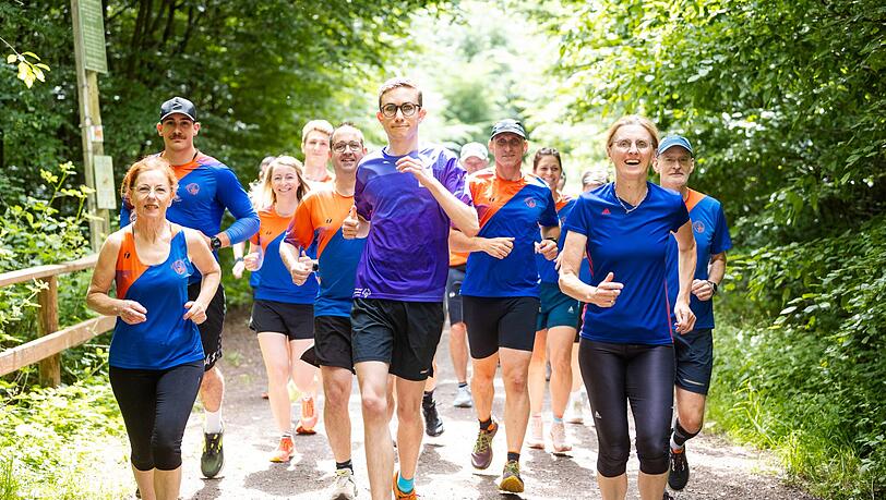 Fynn Thome (18, vorne) trainiert gemeinsam mit den Läuferinnen und Läufern der Lauf- und Triathlonfreunde Lebach (LTF Theeltal) auf einer Waldstrecke bei Lebach. Fynn Thome (18, vorne) trainiert gemeinsam mit den Läuferinnen und Läufern der Lauf- und Triathlonfreunde Lebach (LTF Theeltal) auf einer Waldstrecke bei Lebach.