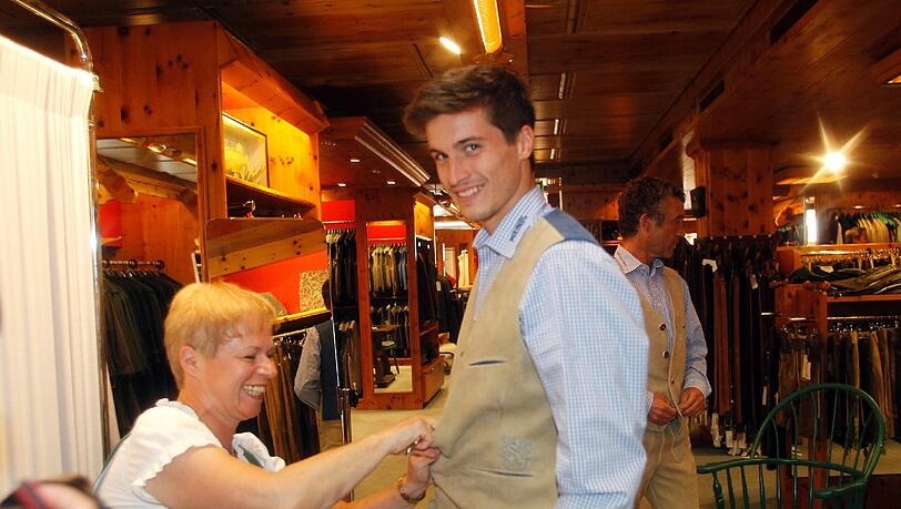 Macht auch in Tracht eine gute Figur: Verteidiger Jonatan Kotzke. Macht auch in Tracht eine gute Figur: Verteidiger Jonatan Kotzke.