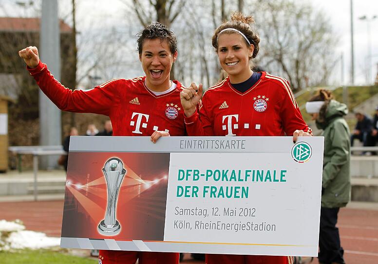 Niki Croos (links) und Sarah Hagen freuen sich auf das Pokalfinale in Köln.
