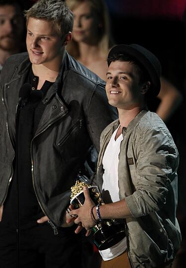 Den Award für die beste Kampfszene bekommen Alexander Ludwig (links) und Josh Hutcherson für ihre Szene in "The Hunger Games" (Die Tribute von Panem).
