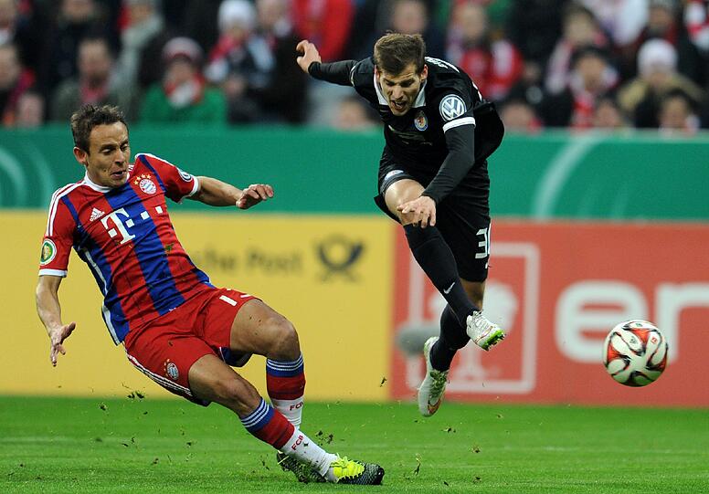 RAFINHA - Note 3 - Als Rechtsverteidiger kaum gefordert. Schaltete sich tief ins Offensivspiel ein. Hatte eine starke Szene, als sein Schuss in der 17. Minute über die Latte strich.