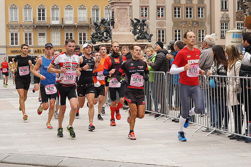 Die Läufer und Läuferinnen des 30. München Marathon am 11.20.2015
