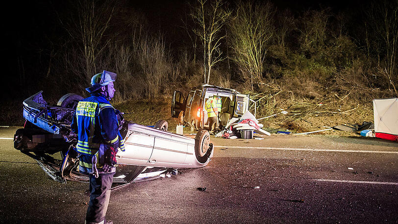 Der Fahrer des Kleintransporters wurde aus seinem Fahrzeug geschleudert und verstarb noch vor Ort. Die Bilder von der A9.