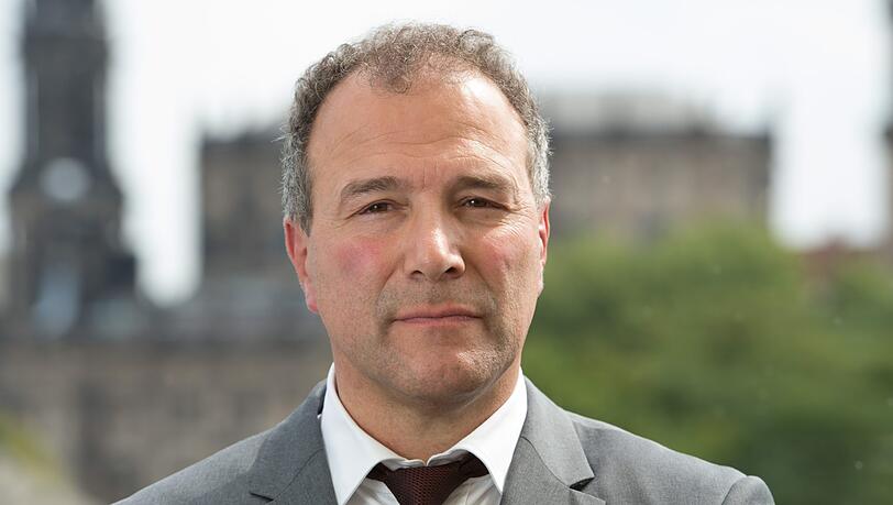 Der 56-Jährige Allgäuer aus Kempten ist Jurist und durch die Gerichtsshow "Richter Alexander Hold" auf Sat.1 bekannt. Der 56-Jährige Allgäuer aus Kempten ist Jurist und durch die Gerichtsshow "Richter Alexander Hold" auf Sat.1 bekannt.