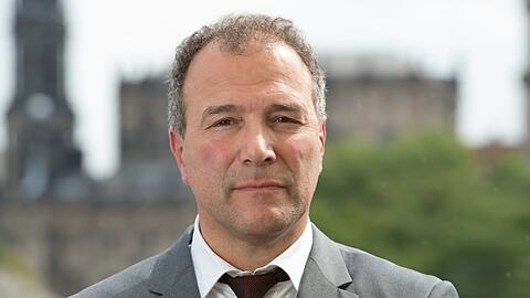 Der 56-Jährige Allgäuer aus Kempten ist Jurist und durch die Gerichtsshow "Richter Alexander Hold" auf Sat.1 bekannt.
