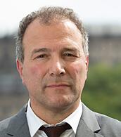 Der 56-Jährige Allgäuer aus Kempten ist Jurist und durch die Gerichtsshow "Richter Alexander Hold" auf Sat.1 bekannt.