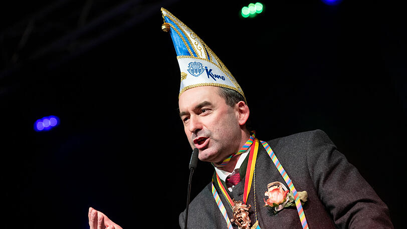 Hubert Aiwanger mit dem Schlappmaulorden bei der Prunksitzung der Kitzinger Karnevalsgesellschaft (KiKaG).